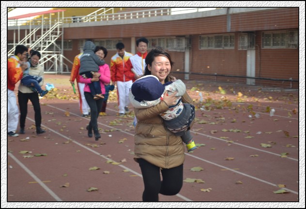 小不点妈妈抱着小不点奋力奔跑